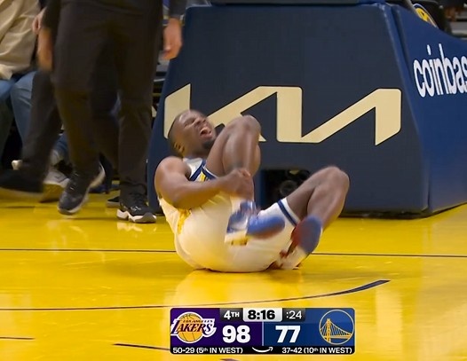 重庆股票配资公司 望无大碍！克赖尔出手后落地踩到对手出现崴脚 勇士被迫叫停